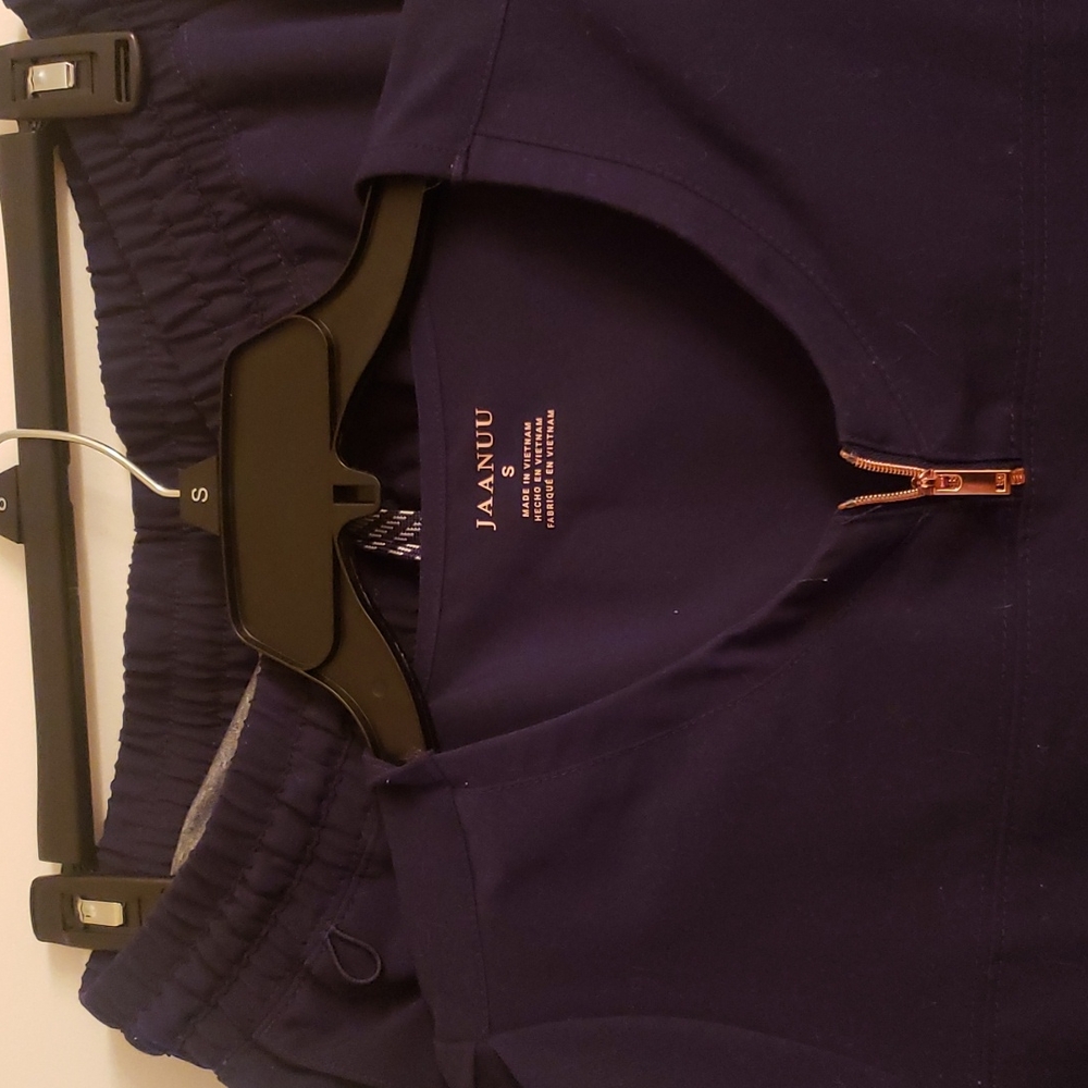 Jaanuu scrub set
